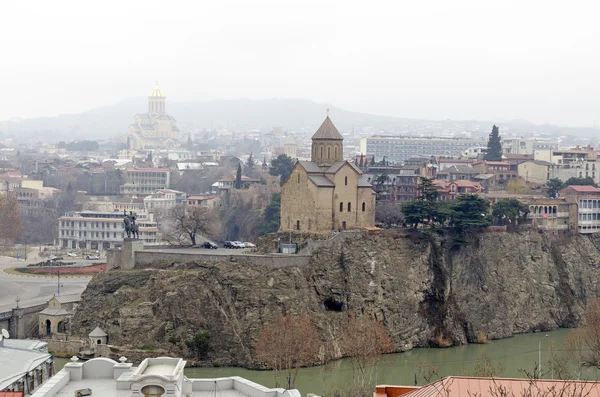 Blick auf das historische Zentrum von Tiflis - Metekhi-Tempel über dem Fluss mtkvari (kura) — Stockfoto