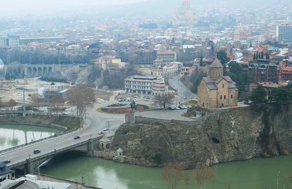 Uitzicht op het historische centrum van Tbilisi - Metekhi tempel over de rivier de Koera (Kura) — Stockfoto