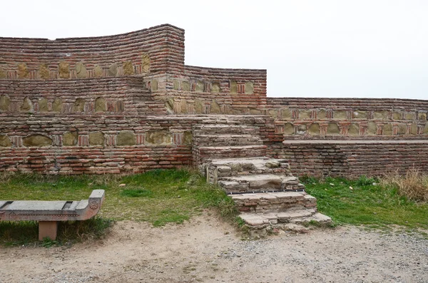 Narikala Fortezza difensiva di Tbilisi. Muri di mattoni — Foto Stock