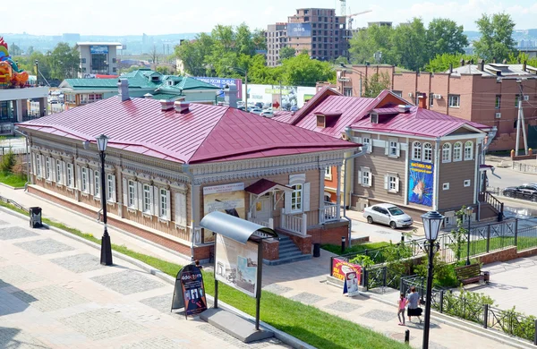Irkutsk, Rusya Federasyonu-Haziran, 18 2014: Irkutsk tarihsel çeyreğinde ahşap evleriyle sokak