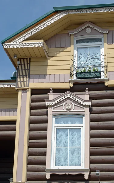 Une maison en rondins de deux étages dans le quartier historique. Irkoutsk — Photo