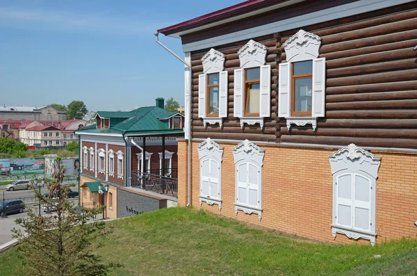 Irkutsk, Russia-June,18 2014: Irkutsk, Russia-June,18 2014: A two-storey log houses in the historical quarter. Irkutsk — Stock Photo, Image