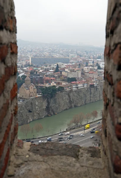 Pohled shora Metekhi okresu od Narikala pevnost v zamračený den. Tbilisi — Stock fotografie