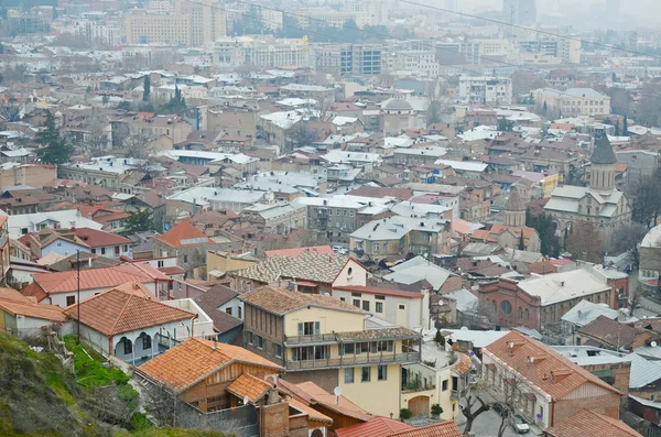 Draufsicht auf die Altstadt an einem bewölkten Tag. Tiflis — Stockfoto