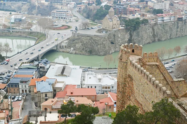 Vista del Puente de Metekhi y la Iglesia de la Asunción desde la muralla de la fortaleza de Narikala en el día nublado. Tiflis —  Fotos de Stock