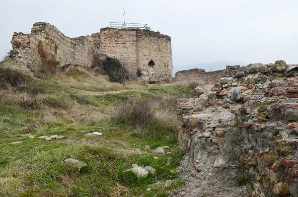 Bulutlu gün Narikala kalede harap duvarları. Tbilisi — Stok fotoğraf