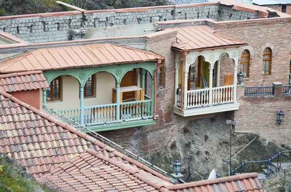 Niedokończony dom, gdzie tam jest bez dachu, ale tam są rzeźbione balkony. Tbilisi, Stare Miasto — Zdjęcie stockowe