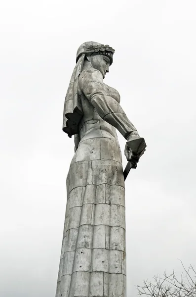 The symbol of Tbilisi - monument Mother Kartli on cloudy day — Stock Photo, Image