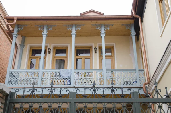 Blau geschnitzter Holzbalkon. Tiflis, Altstadt — Stockfoto