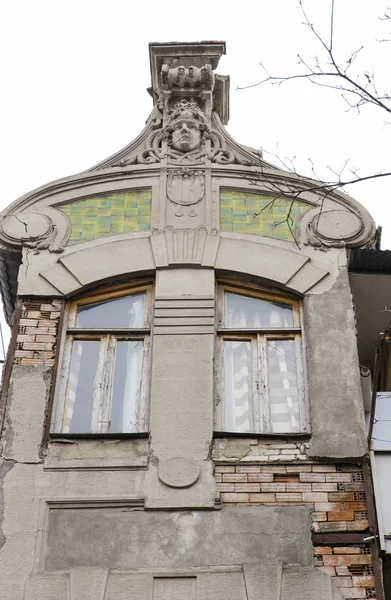 La fachada escultórica de un antiguo edificio de apartamentos en Tiflis, Georgia — Foto de Stock