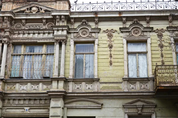 La fachada escultórica de un antiguo edificio de apartamentos en Tiflis, Georgia — Foto de Stock