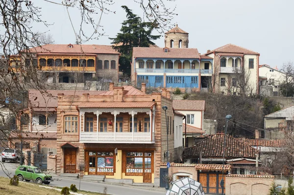 Woning huizen met kanten gesneden balkons in Telavi - het centrum van Kakheti, Georgia — Stockfoto