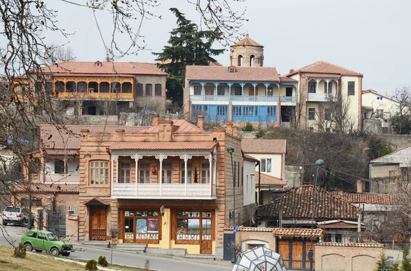 Rodinných domů s krajkové vyřezávané balkony v Telavi - centrum Kachetie, Georgia — Stock fotografie