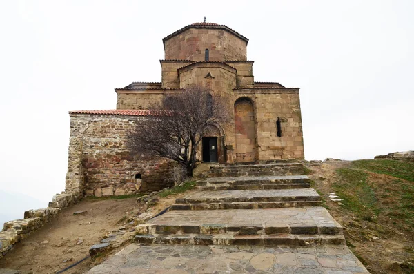 Ancient temple-monastery Jvari (Cross) on rainy day. Mtskheta, Georgia — Stok fotoğraf
