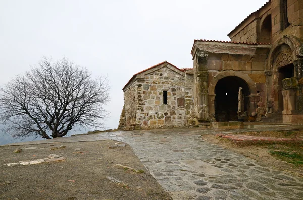 Ancient temple-monastery Jvari (Cross) on rainy day. Mtskheta, Georgia — Stok fotoğraf