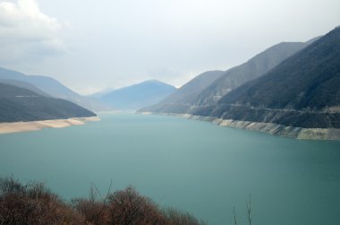 Aragvi Nehri üzerinde Zhinvali haznesi. Gürcistan