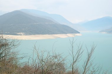 Aragvi Nehri üzerinde Zhinvali haznesi. Gürcistan