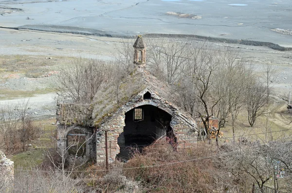 Tempio rovinato nella parte inferiore del Castello di Ananuri. Georgia — Foto Stock