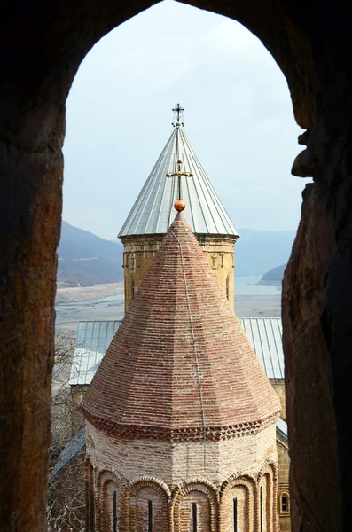 Kurtarıcı Kilisesi ve Ananuri Kalesi varsayım kilise kubbeleri. Gürcistan — Stok fotoğraf