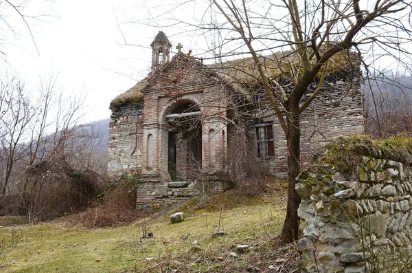 Zničený chrám v dolní části hradu Ananuri. Gruzie — Stock fotografie