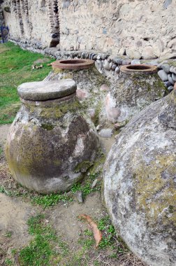 Kvevri - Svetitskhoveli Manastırı şarap için eski bir gemi. Mtsheta, Gürcistan