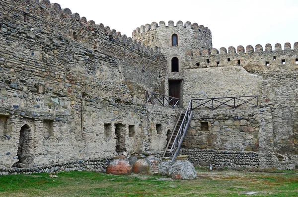 Esgrima muralla fortaleza Watchtower Catedral de Svetitskhoveli. Mtskheta, Georgia —  Fotos de Stock