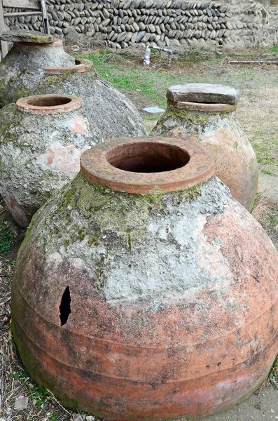 Kvevri - la vasija antigua para el vino en el monasterio Svetitskhoveli. Mtskheta, Georgia — Foto de Stock