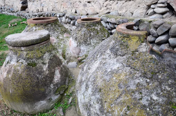 Kvevri - an ancient vessel for wine in the monastery of Svetitskhoveli. Mtskheta, Georgia — Stock Photo, Image