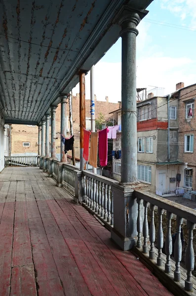 Starý dřevěný balkon prádlo na prádelní šňůru. Tbilisi, Gruzie — Stock fotografie