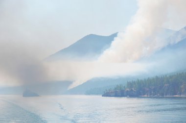 Sandy Bay Bölgesi'nde Deniz Baykal Batı kıyısında orman yangını