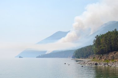 Sandy Bay Bölgesi'nde Deniz Baykal Batı kıyısında orman yangını