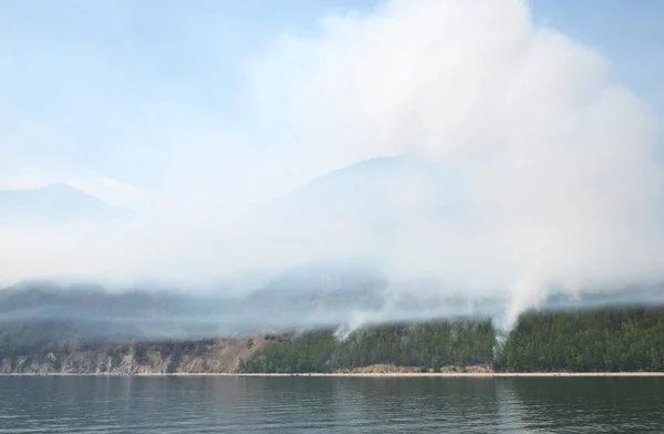 Kebakaran hutan di pantai barat Danau Baikal di daerah Sandy Bay — Stok Foto