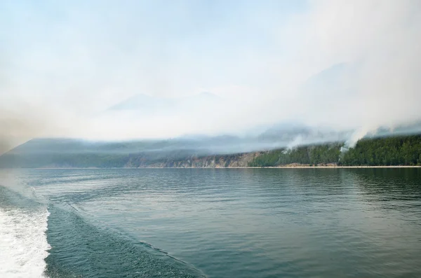 Waldbrand am westlichen Ufer des Baikalsees in sandiger Bucht — Stockfoto