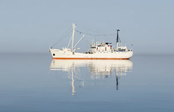 Bajkał, Rosja - 20 lipca 2015 r.: Statek badawczy na jezioro Bajkał — Zdjęcie stockowe