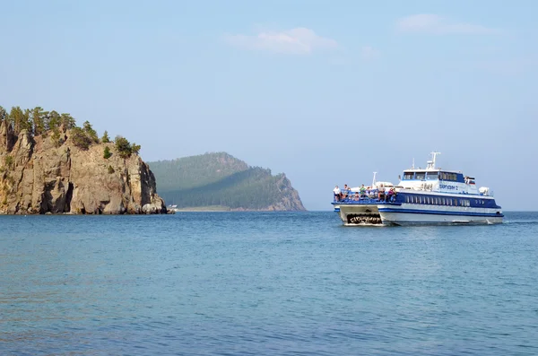 Baikal, Russia - 28 luglio 2015: Nave Barguzin-2 arriva a Granddaughter Bay. Gli ultimi giorni della nave — Foto Stock