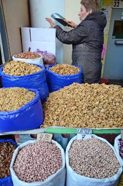 Tbilisi, Georgia-Mart, 2 2015:Woman tartı kayrak ürünlerin Tiflis piyasada. Gürcistan