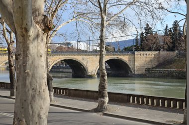 Tiflis nehir Kura (Mtkvari) üzerinde köprü kuru. Gürcistan