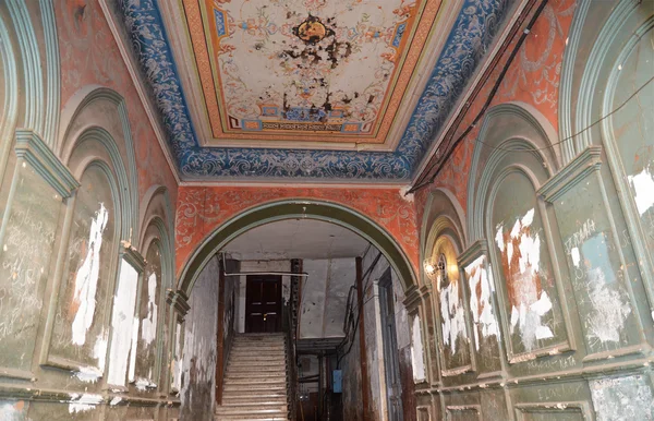 Las antiguas entradas decoradas, escondidas de las fachadas - un fenómeno de Tiflis — Foto de Stock
