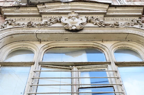 Sculptural decoration of window on facade of an old apartment building in Tbilisi, Georgia — Stock Photo, Image