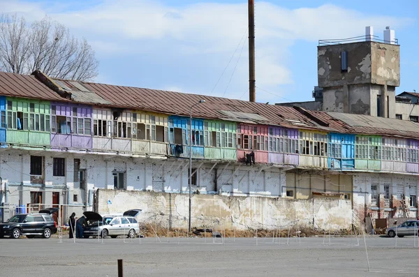 Starý dům s barevnými dřevěnými balkony. Tbilisi, Gruzie — Stock fotografie