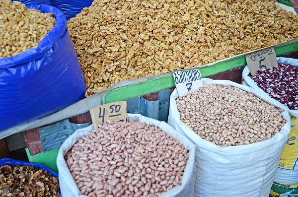 Ořech a různé druhy fazolí v pytlích. Potravinový trh v Tbilisi — Stock fotografie