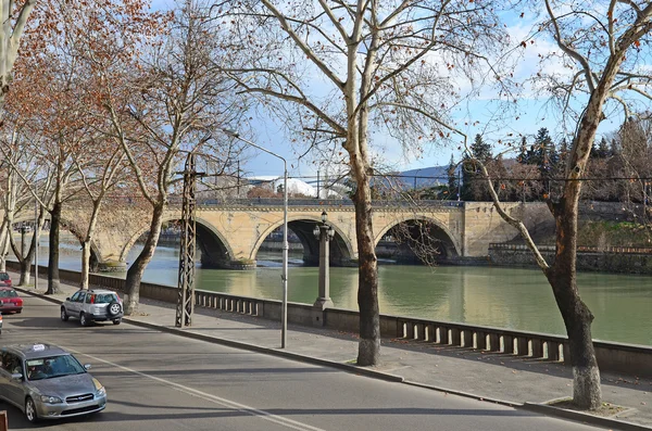 Torr bro över floden Kura (Mtkvari) i Tbilisi. Georgien — Stockfoto