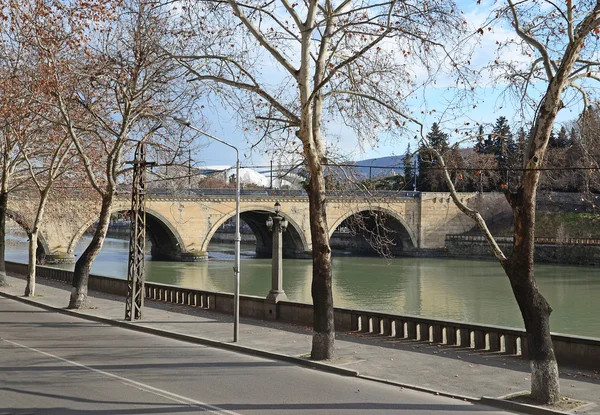 Tiflis nehir Kura (Mtkvari) üzerinde köprü kuru. Gürcistan