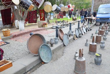 Bit pazarı Tiflis sokaklarında alışveriş. Gürcistan
