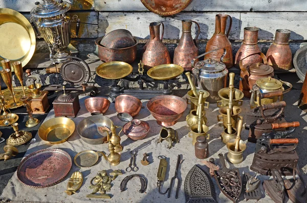 Instrumentos antiguos utensilios en el mostrador del mercado de pulgas en Tiflis. Georgia — Foto de Stock