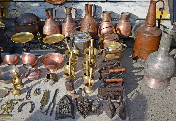 Antique implements utensils on the counter of flea market in Tbilisi. Georgia — Stock Photo, Image