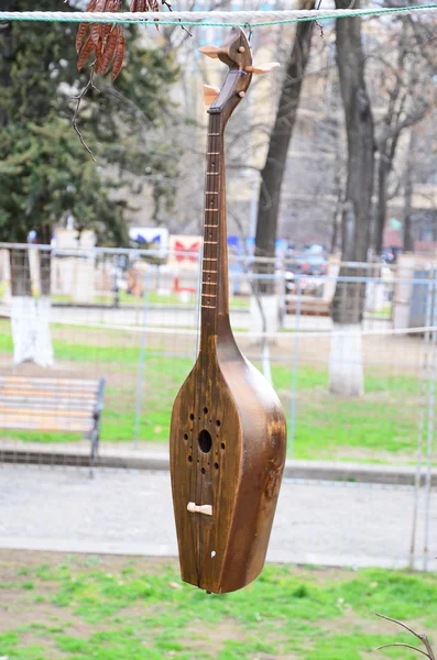 Dombra - strunný hudební nástroj. Bleší trh v Tbilisi. Gruzie — Stock fotografie