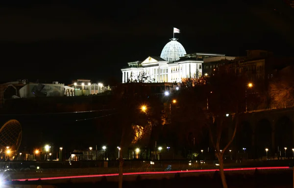 Avlabari 晚上在总统府的视图。第比利斯，格鲁吉亚 — 图库照片