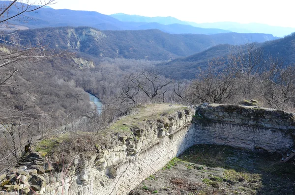 Ruinas de la antigua fortaleza de Ujarma sobre el río Iori. Kakheti, Georgia —  Fotos de Stock