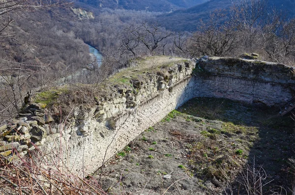 Iori Nehri üzerinde antik Ujarma kalesi kalıntıları. : Kakheti, Georgia — Stok fotoğraf